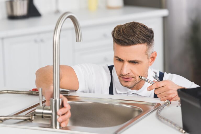 What Gretna Homeowners Should Do in the First Hour of a Plumbing Emergency
